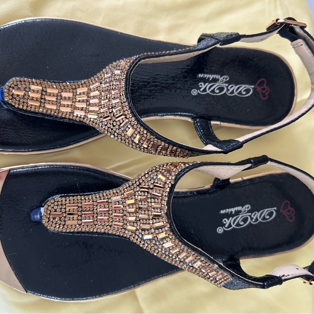 NWOT size 8 Db Dk Fashion sandal (gold)
